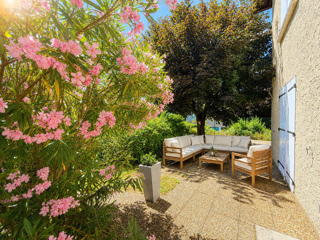 Villa traditionnelle 186 m2 habitables sur 962 m2 de terrain avec garage à Saint-Clair-Du-Rhône - photo 3