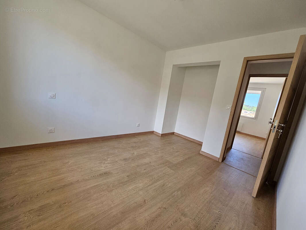 Appartement à LA CRAU