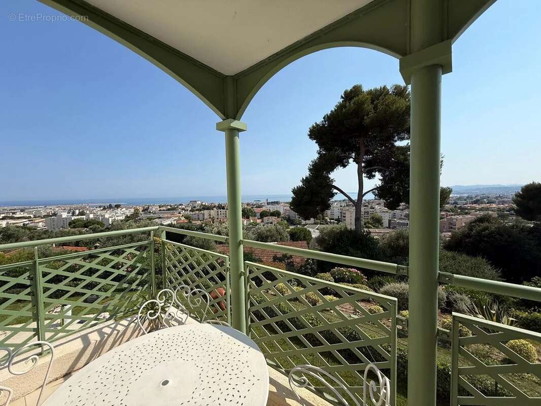Appartement à SAINT-LAURENT-DU-VAR