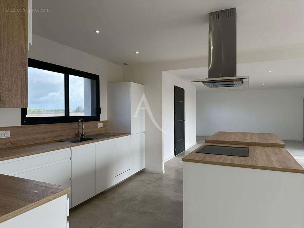 Maison à NIEUL-LE-VIROUIL