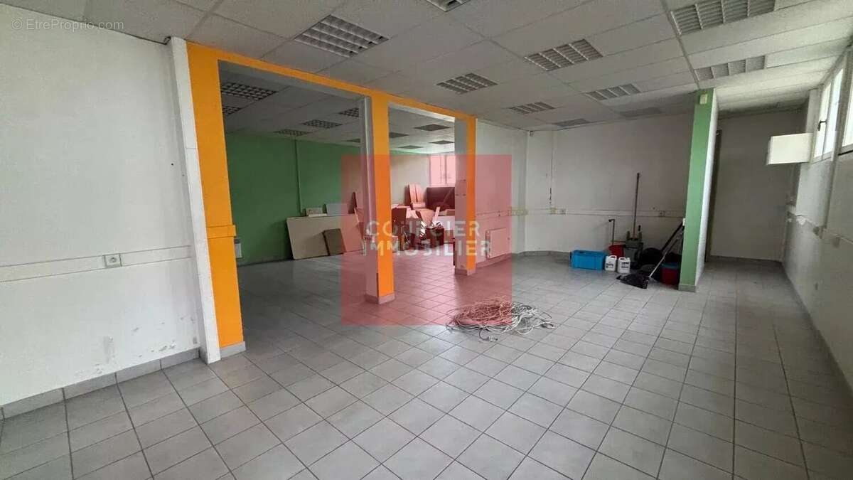 Commerce à LE MESNIL-SAINT-DENIS