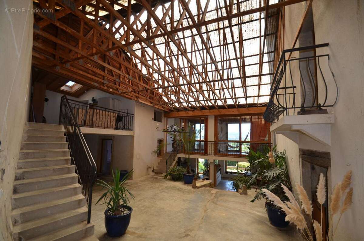 Maison de plus de 290 m2 avec plus de 6 000 m2  de terrain - photo 8