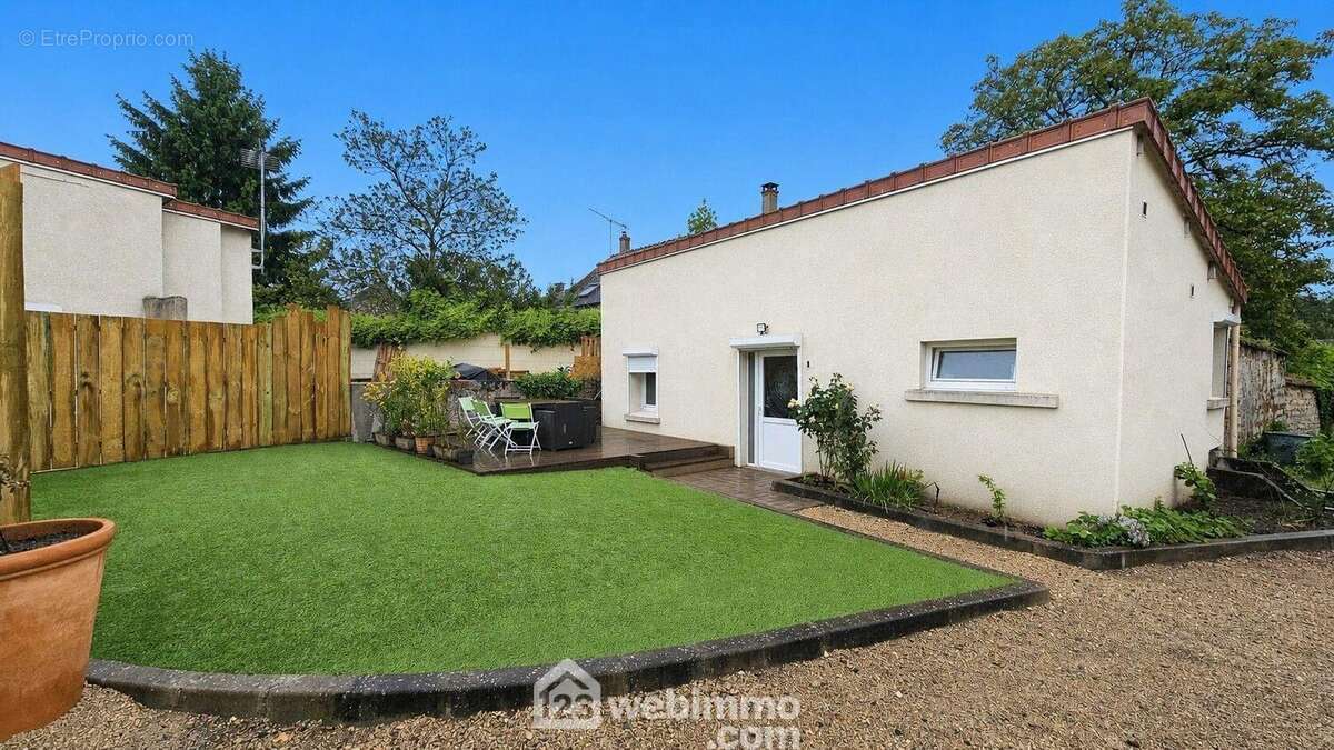 Venez visiter cette maison de 38 m² avec sa terrasse.