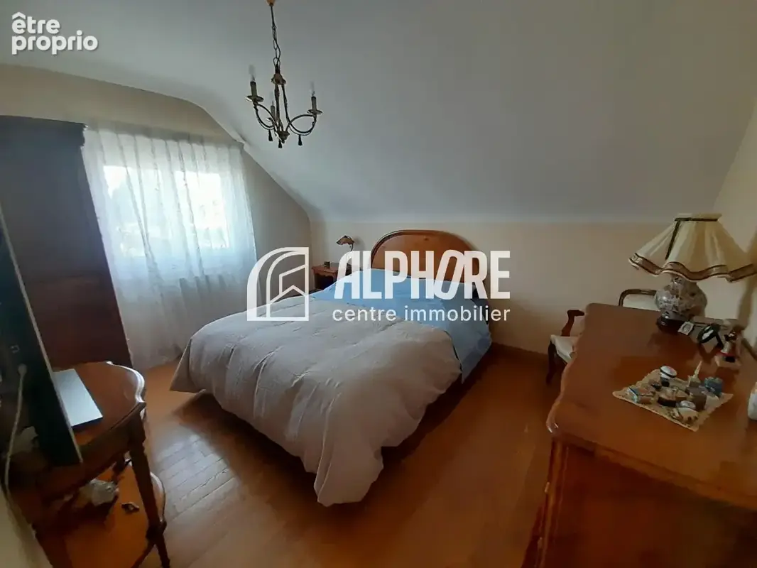 Maison composée de 2 appartements sur  879m² de terrain . (terrain  à bâtir détachable) - photo 7