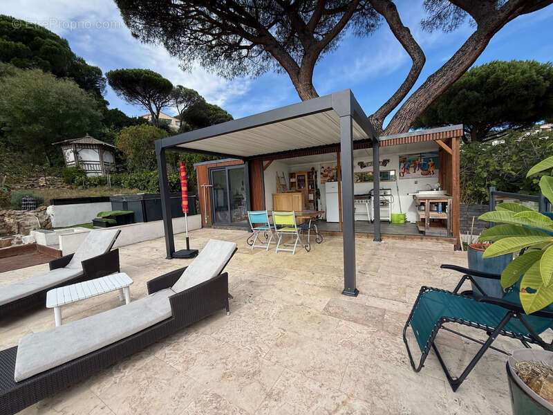 Villa rénovée vue mer à vendre LES ISSAMBRES (83) - photo 19