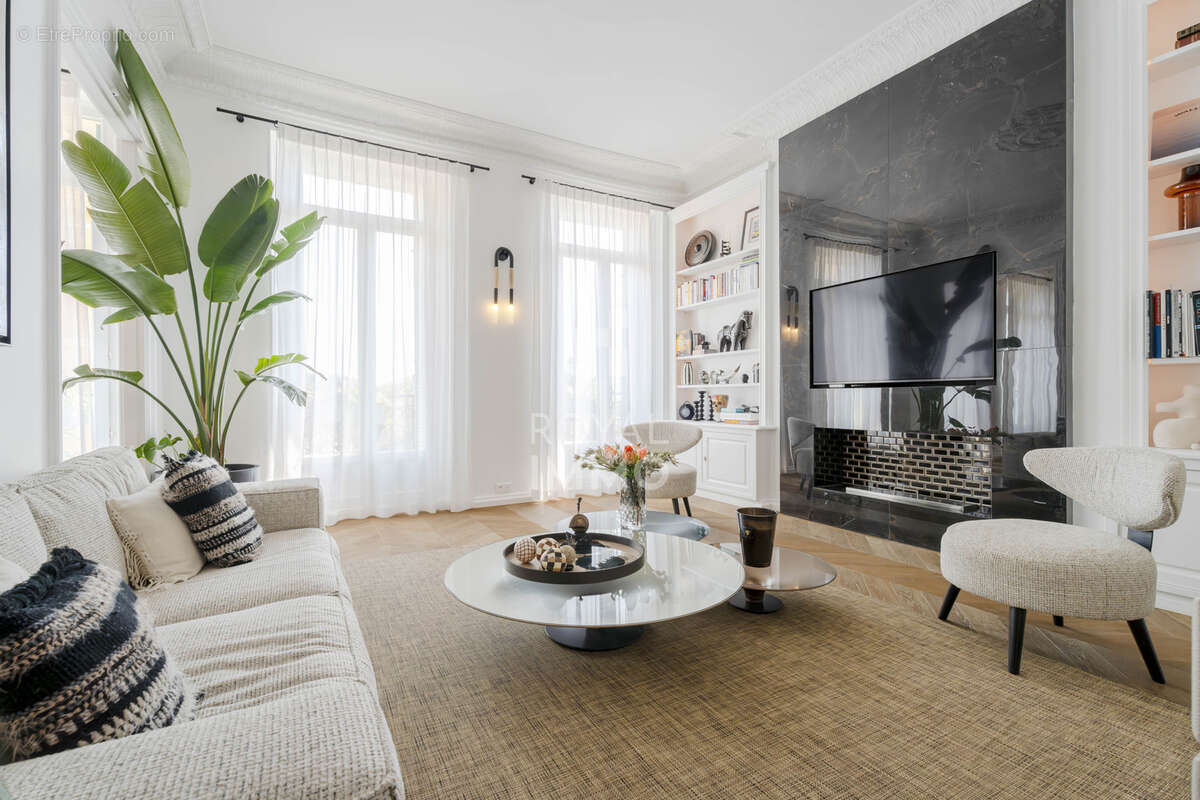 Élégant appartement haussmannien de prestige   120 m2   Hyères Centre Ville - photo 2