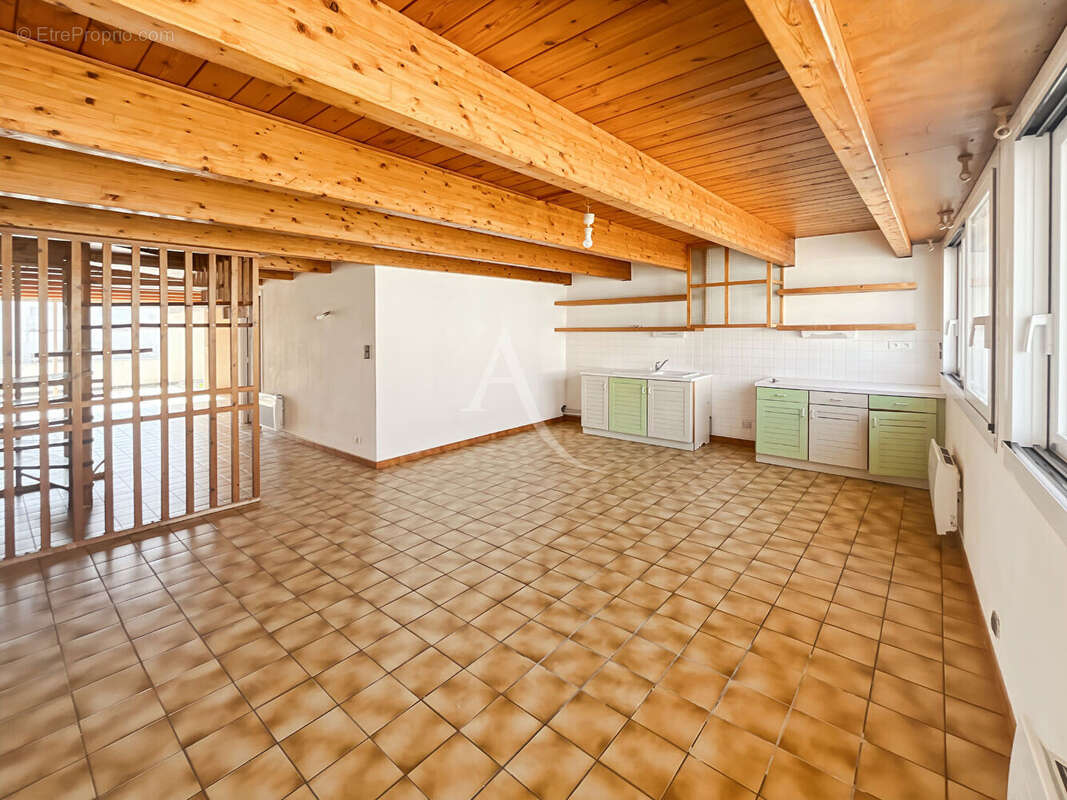 Appartement de caractère avec double espace de vie et combles exploitables ? Hyper centre de Challans - photo 3