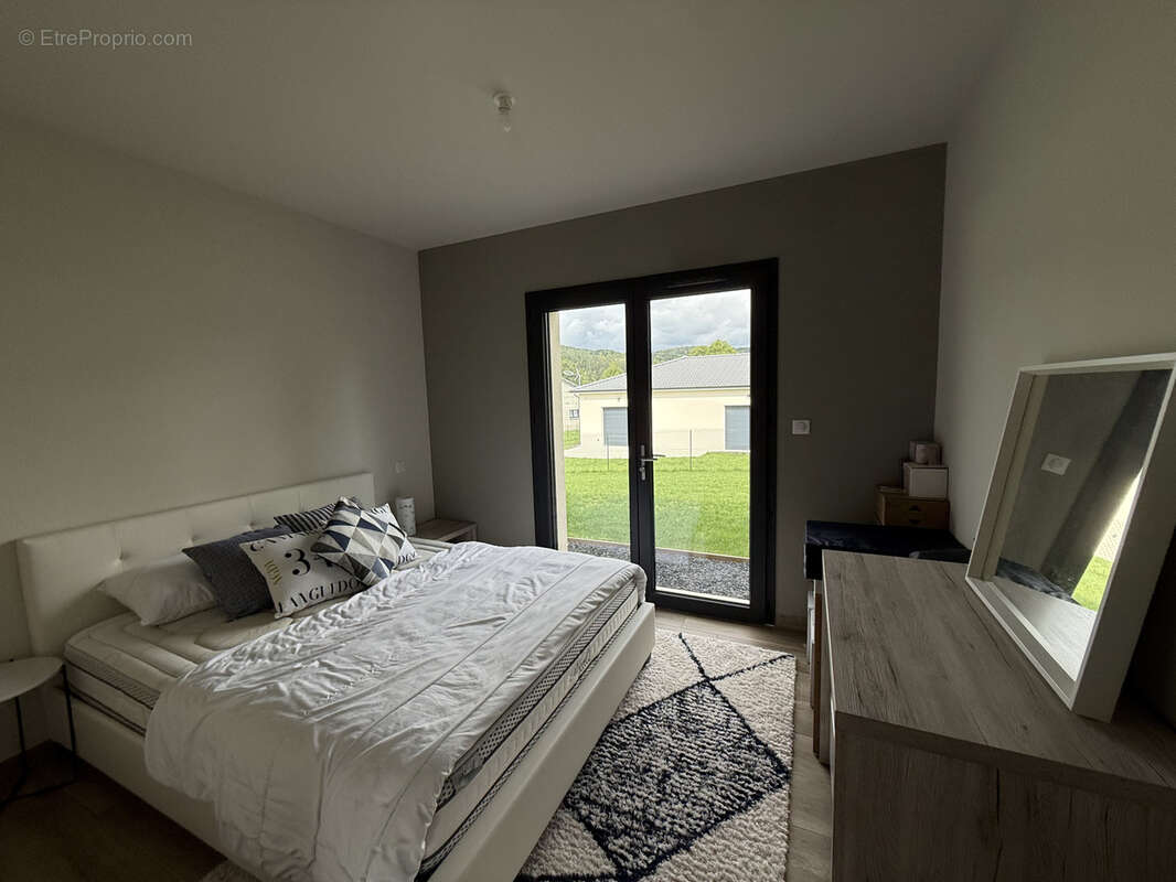 Maison à SAINT-JULIEN-CHAPTEUIL