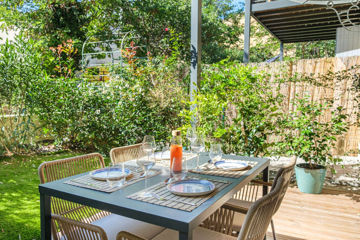 Appartement à LA ROQUE-D&#039;ANTHERON