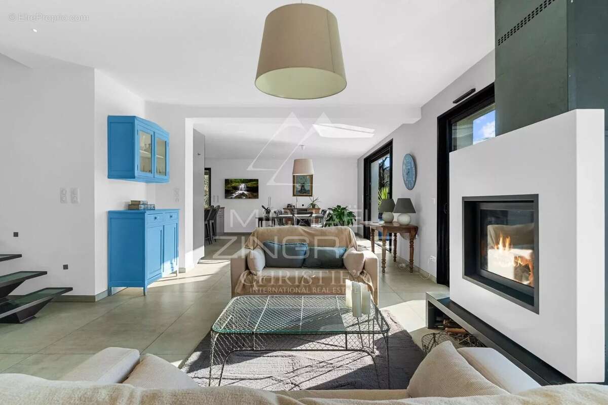 Maison à CHATEAUNEUF-GRASSE