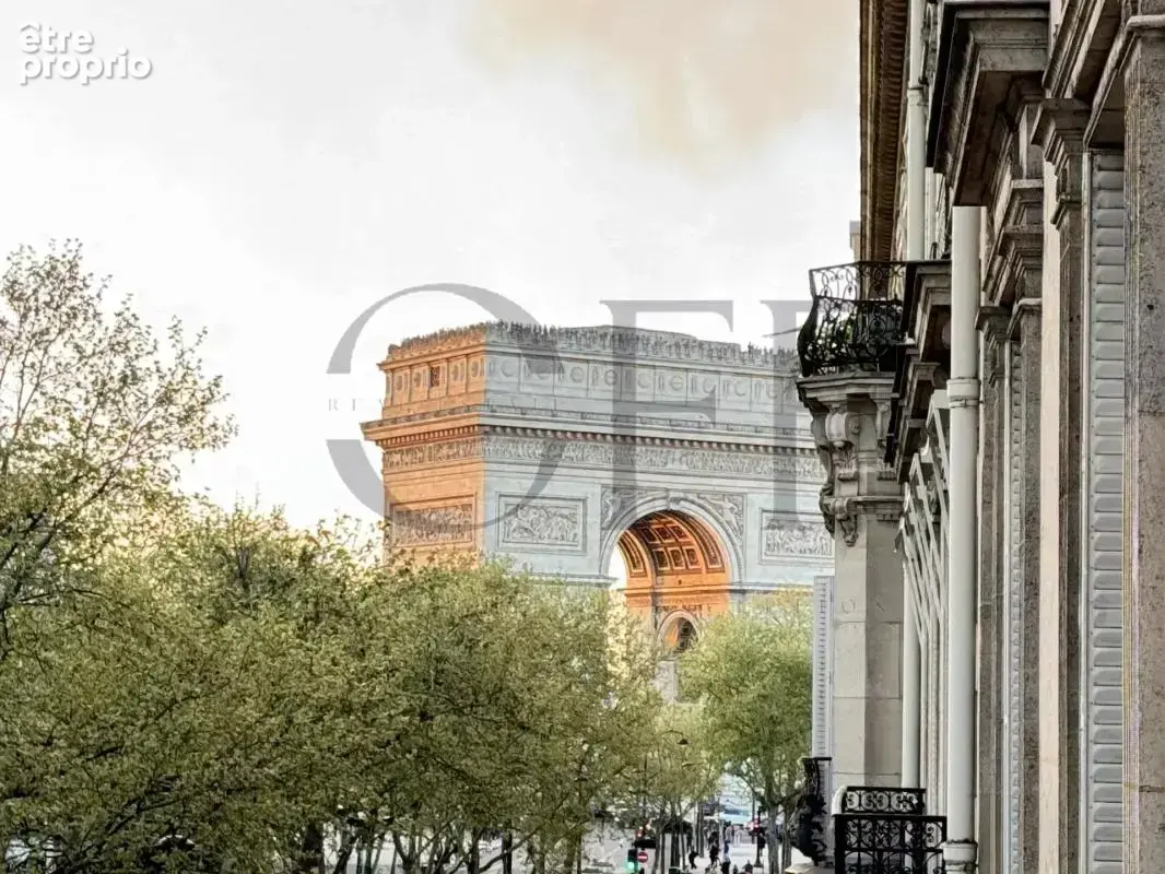 PARIS 8ᵉ – TRIANGLE D'OR – Appartement Haussmannien de réception – 220 m² – Parking - photo 2