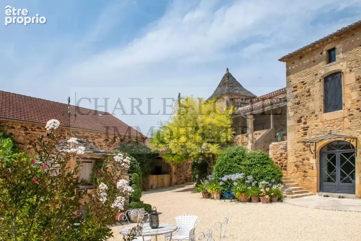 Somptueuse maison de maître avec gîte, dépendances et piscine naturelle - photo 3