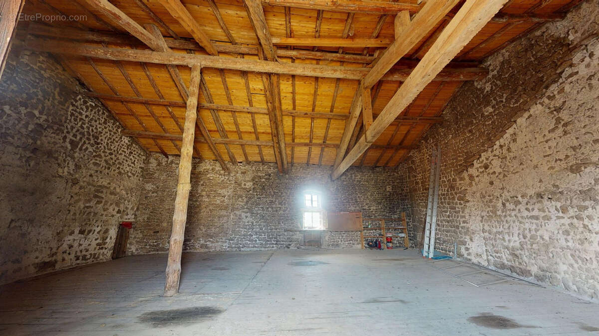 Maison à SAINT-HILAIRE-CUSSON-LA-VALMITTE