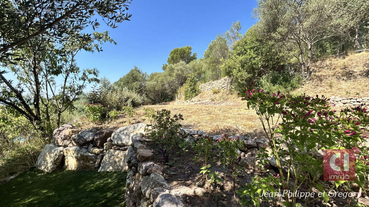 Villa de standing  Piscine, garage, terrain de 1 874 m² et vue incroyable - photo 4