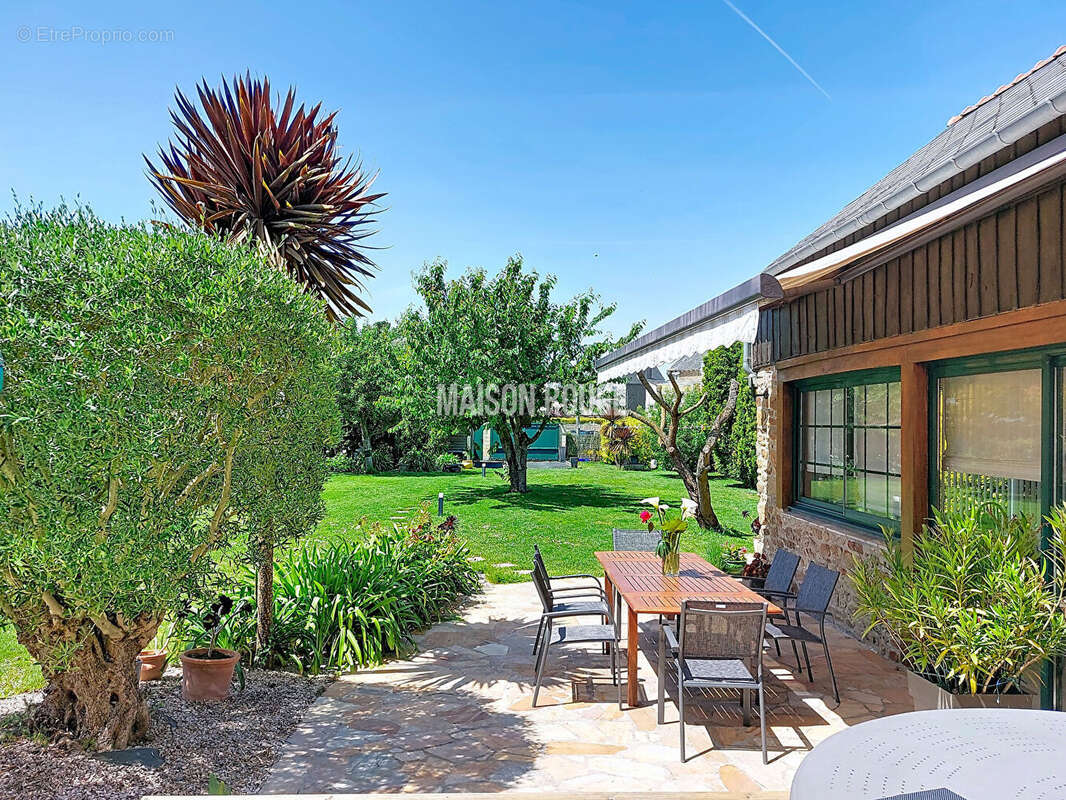 Maison hyper centre ville avec beau jardin arboré, suite parentale et cuisine de chef au coeur de Lamballe - photo 2