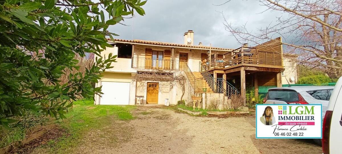 Maison à SAINT-CHAPTES