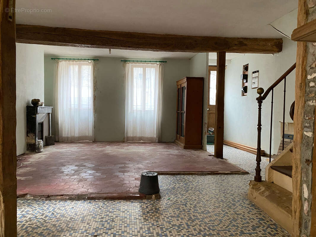A renover a st julien du sault, avec cour et abri voiture, proche commerces et gare a pied - photo 4