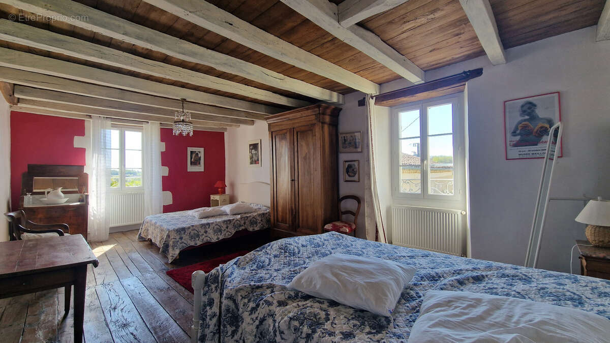 Maison à MONTMOREAU-SAINT-CYBARD