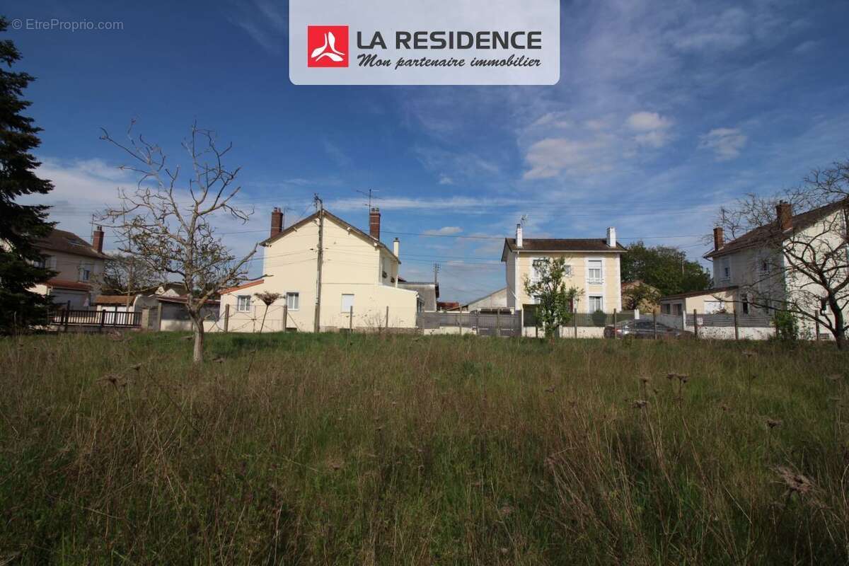 Terrain à LES MUREAUX