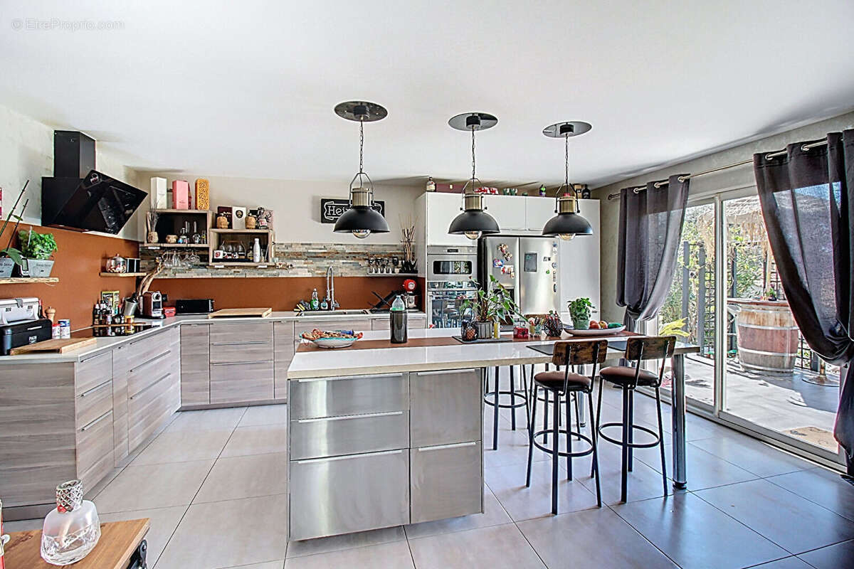 A VENDRE A DRAGUIGNAN Maison récente 238 m² - 6 chambres, piscine et garage - 1807 m² de terrain - photo 6