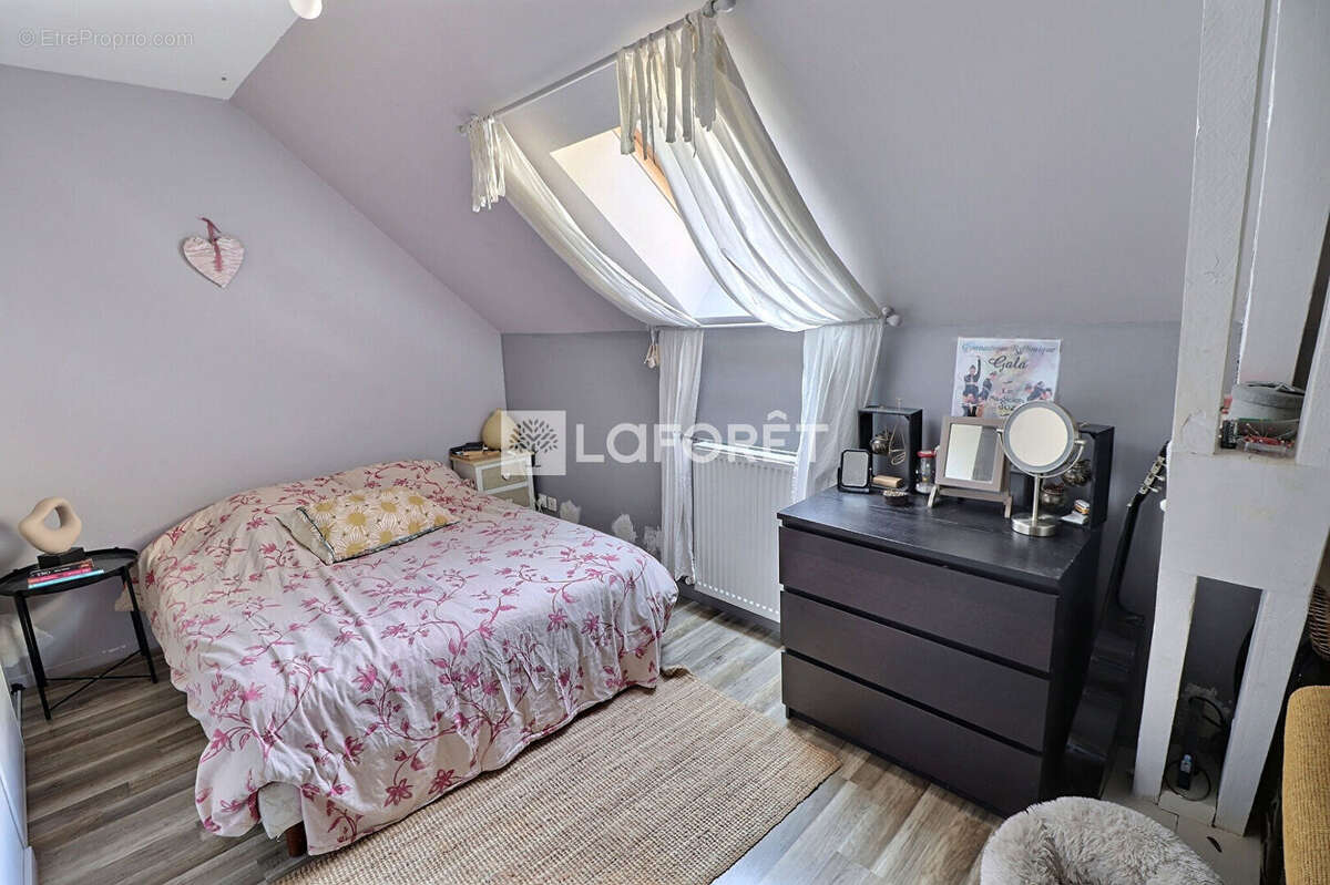 Maison à LA CHAPELLE-LA-REINE