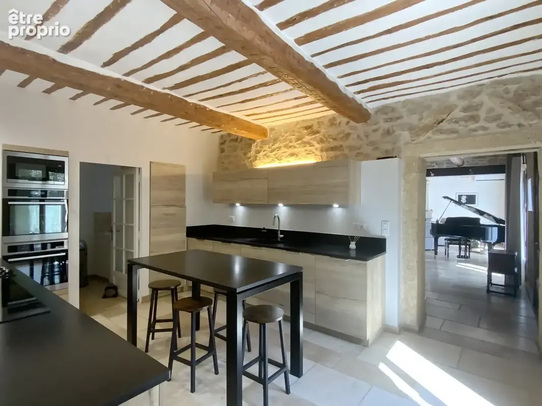 Maison de charme en pierre  en plein coeur de village. - photo 3