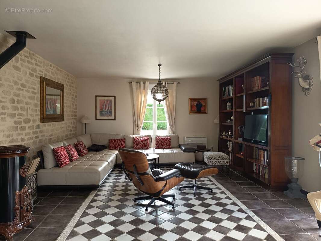 Maison à NEUILLE-LE-LIERRE