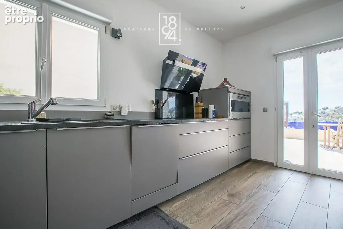 Vue mer – Maison de type 6 de 194 m² sur 1 250 m² de terrain avec piscine, studio indépendant et double garage - photo 12