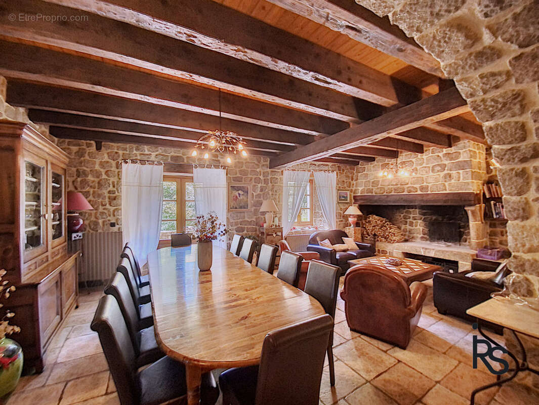 Demeure de caractère de 330m2 rénovés avec 6 chambres, 2,6 ha de terrain, piscine et vue dominante. - photo 5