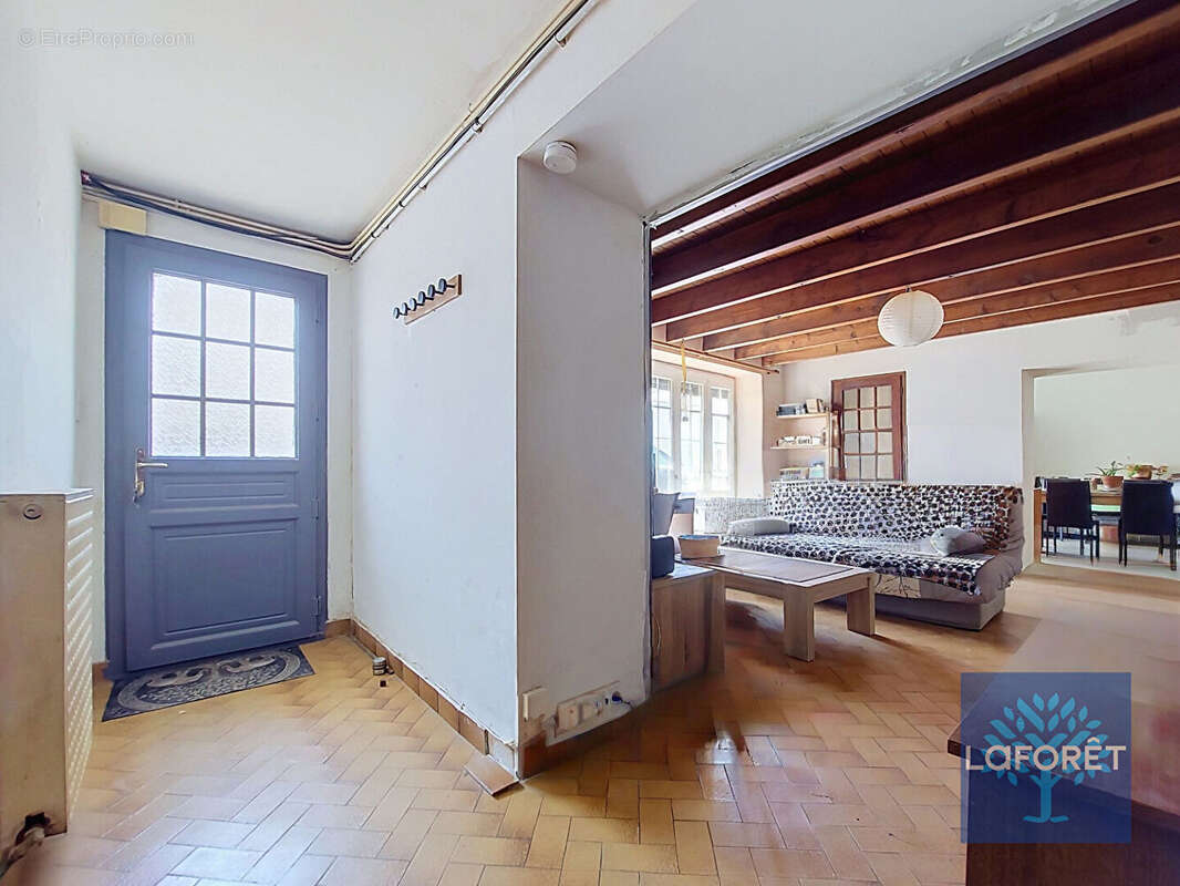 Maison de campagne avec beau potentiel, terrain clos et dépendances - photo 3
