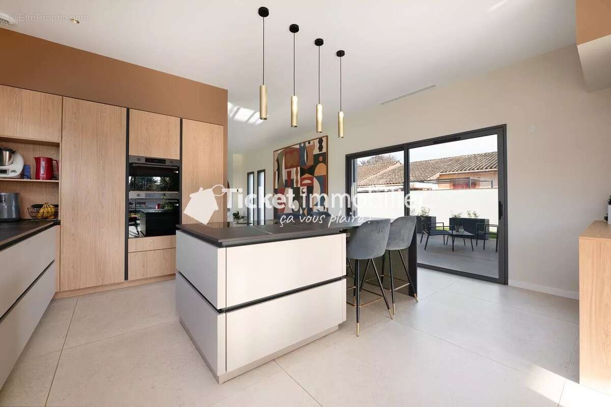 Maison à LA SALVETAT-SAINT-GILLES