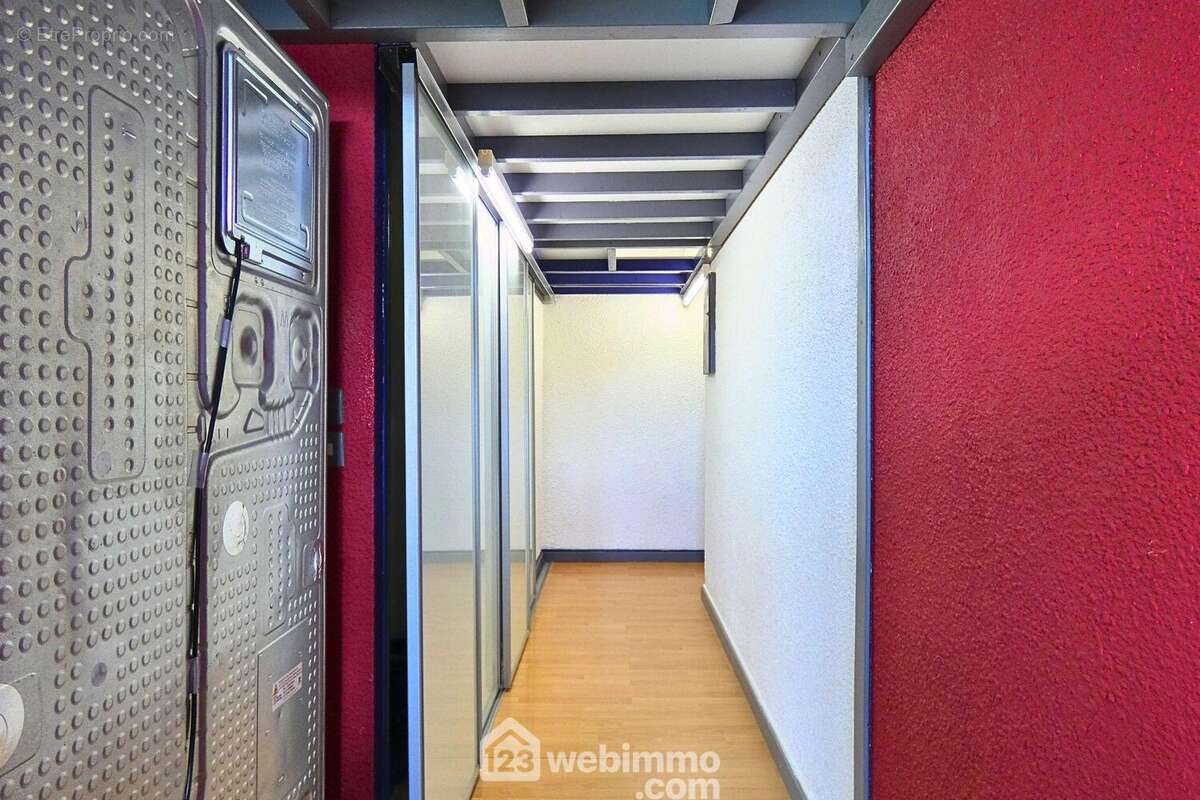 Le dégagement déssert la salle de bain ainsi qu'une chambre. - Appartement à NOTRE-DAME-DE-BELLECOMBE