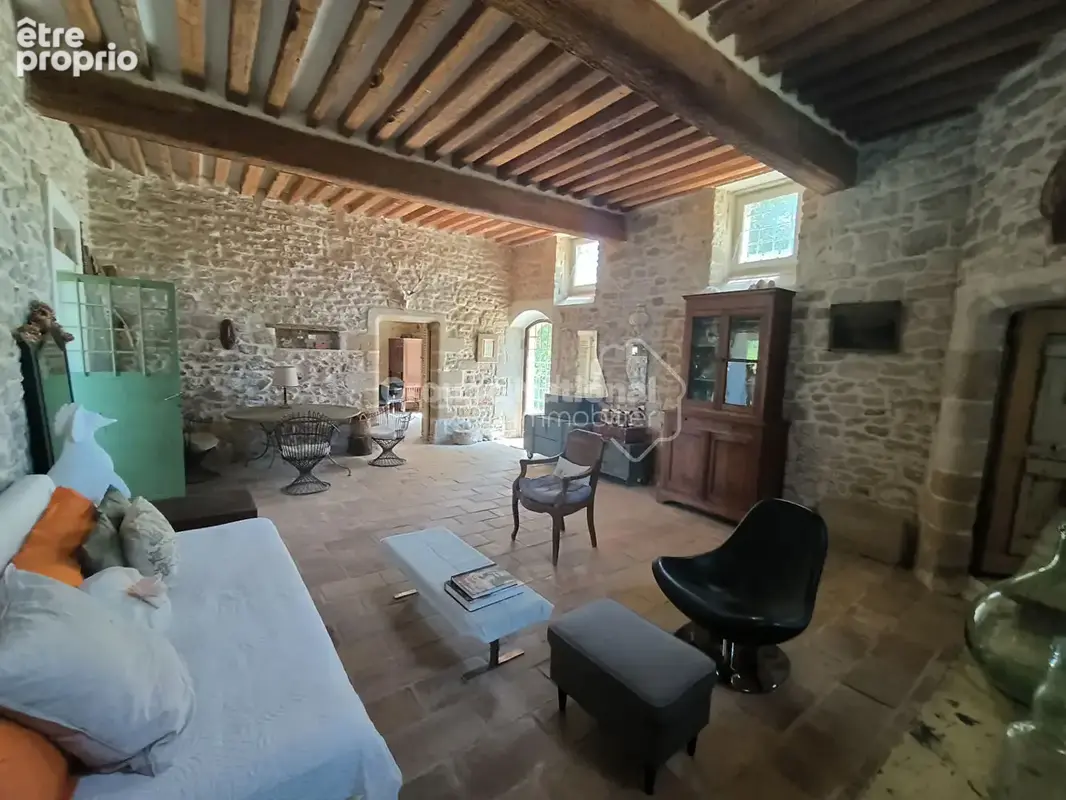 Château avec tour + annexe independante en chaumière - 237 m² - terrain 3140 m² -carpentras - photo 3