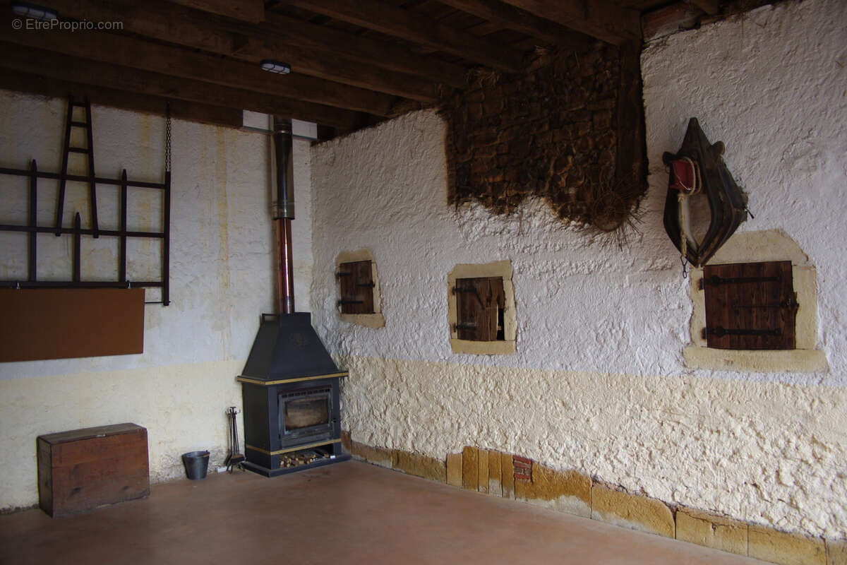 7 kms de Charlieu corps de ferme sur 5 hectares - photo 11