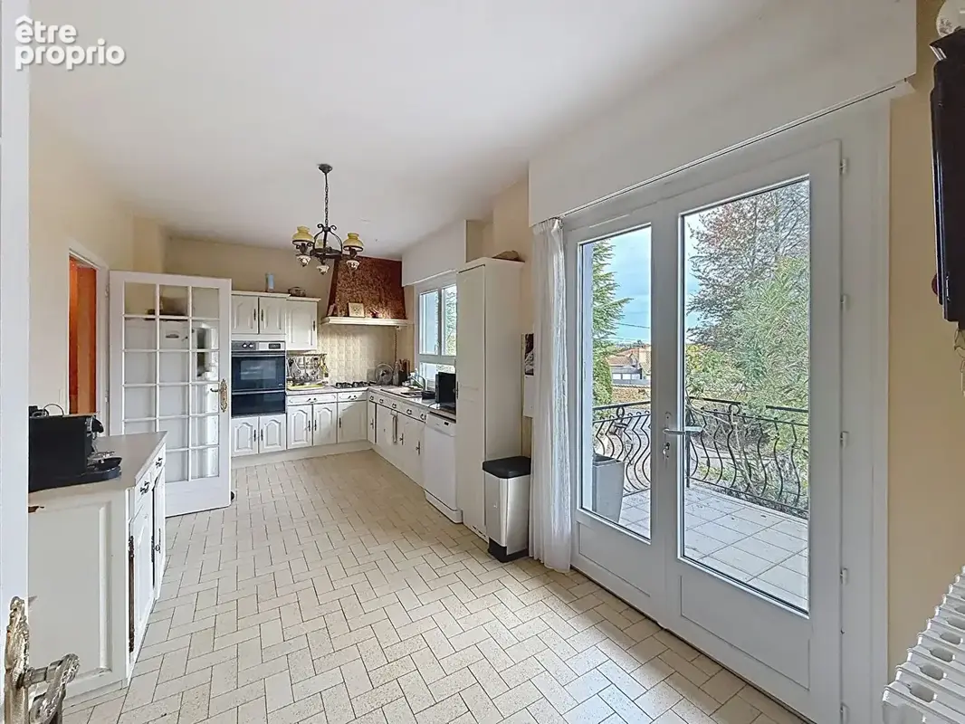 SAINT CYR AU MONT D'OR, maison familiale de 230 m² habitables + 150 m² utiles  sur terrain de  2974m² - photo 5