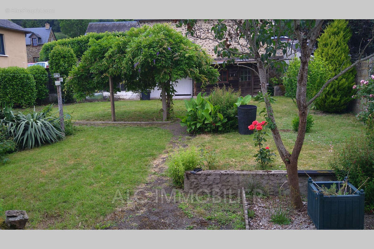 Commerce 411 m² à Saint-Leonard-Des-Bois  - photo 4