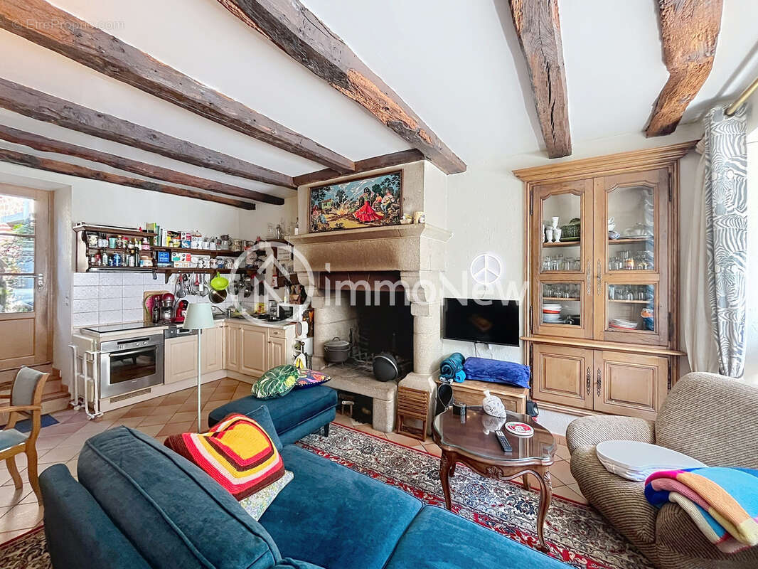 Une maison dans le bourg de SAINT JEAN LE THOMAS - photo 2