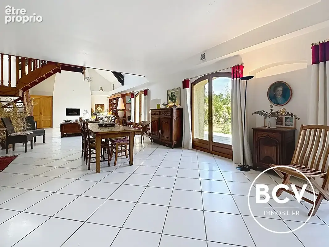 Maison T6 de 222 m² avec séjour double et grange sur terrain de 1989 m² - photo 4