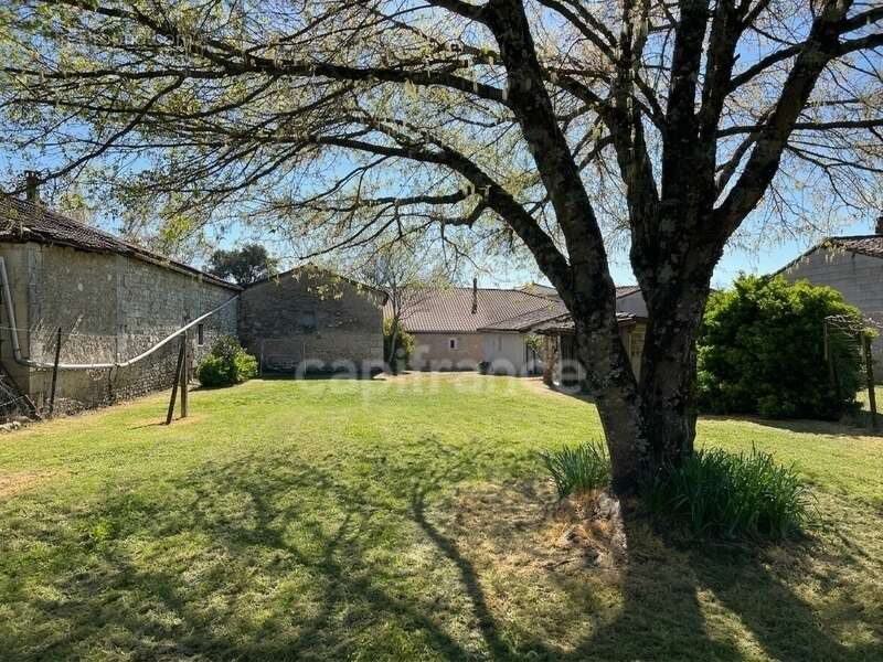 Ensemble immobilier de 131 m² - Terrain constructible et fort potentiel - Chepniers (17) - photo 2