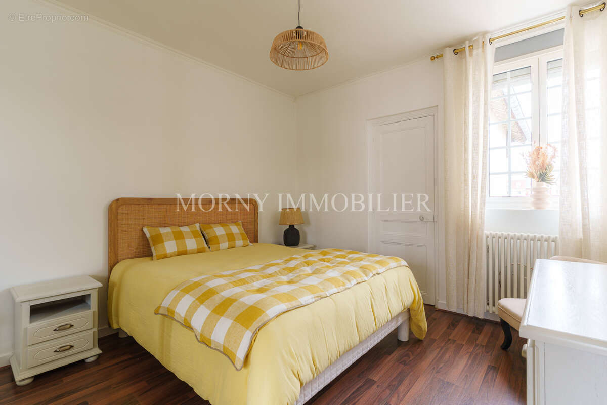 À vendre - maison de 550m2 avec piscine intérieure - garage - parking - photo 12