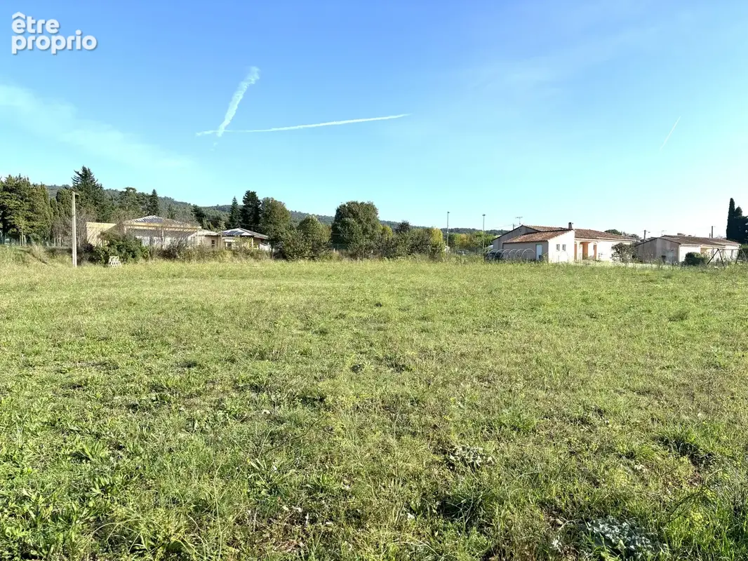 Terrain constructible et viabilisé de 2000m2 - photo 1
