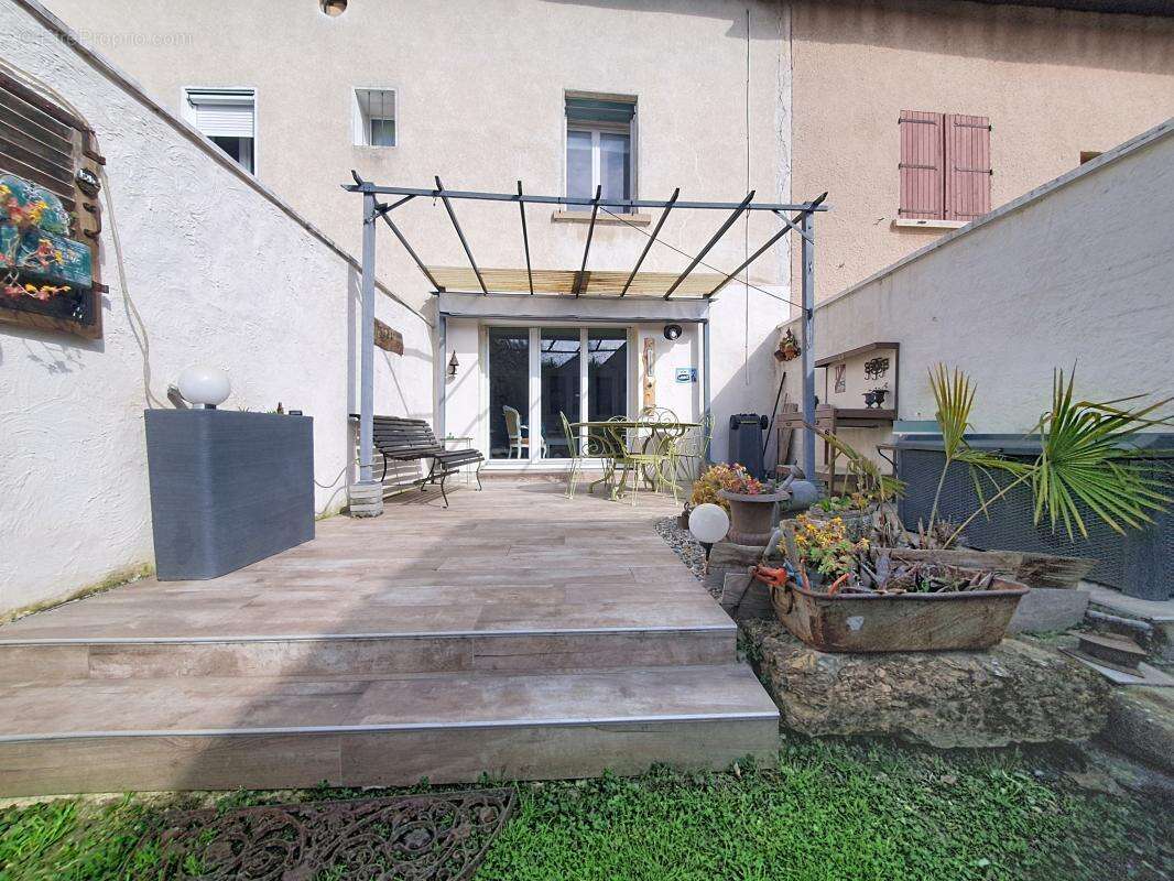 Maison - Mitoyenne - Entièrement rénovée -  Chambres - Terrasse - Jardin - Proche commodités - photo 5