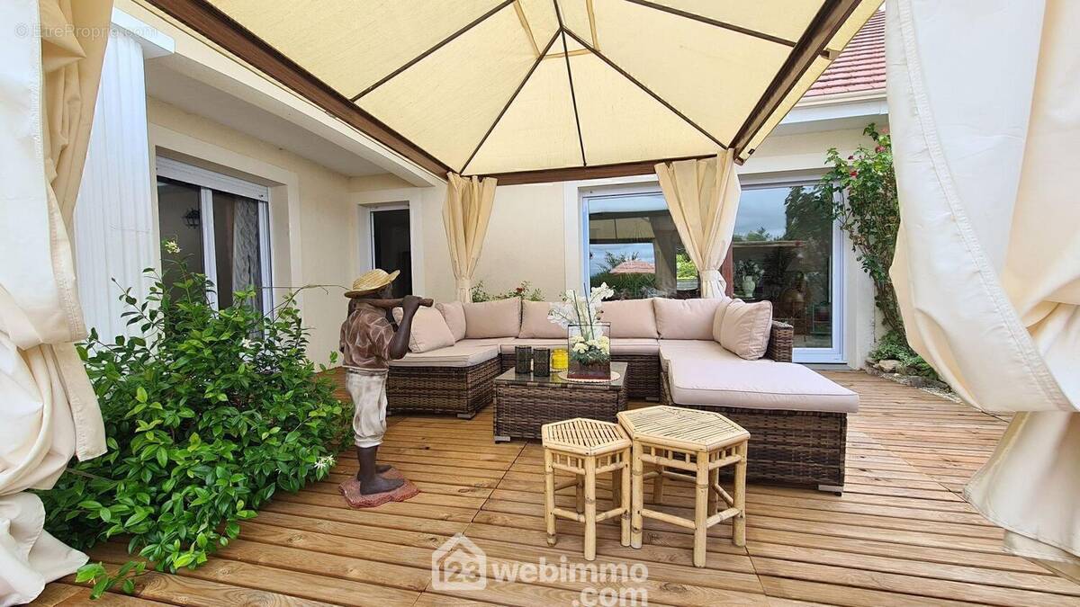 De retour sur l'extérieur avec cette jolie terrasse. - Maison à BUTHIERS