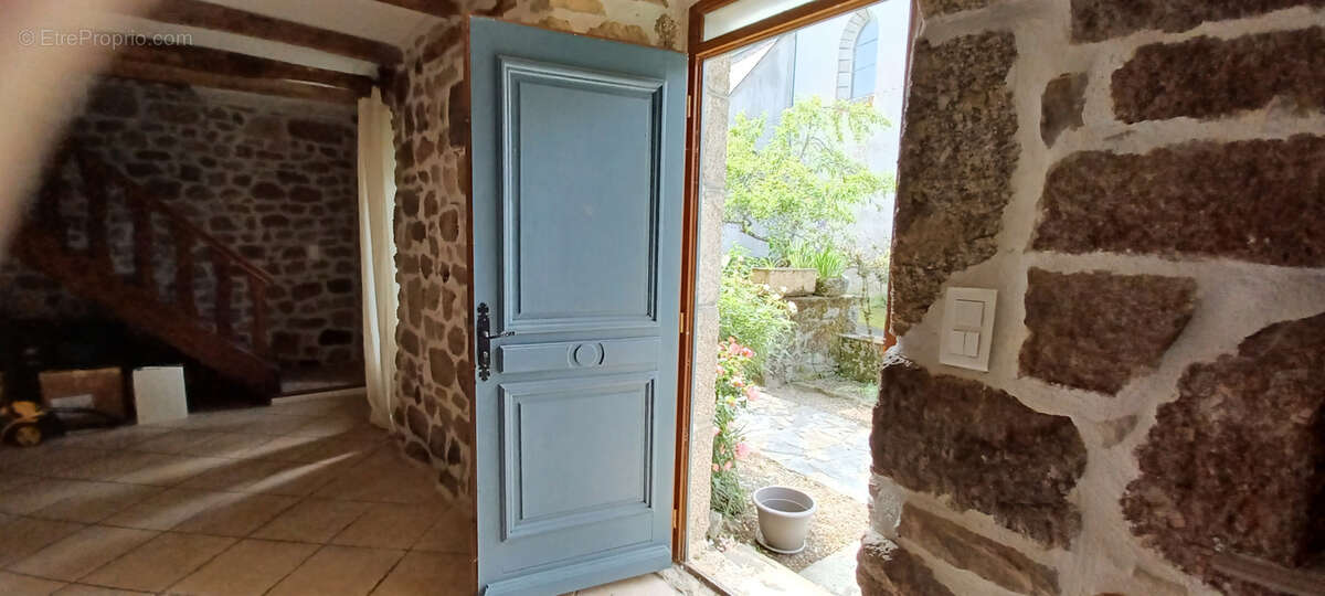 Maison à ENTRAYGUES-SUR-TRUYERE