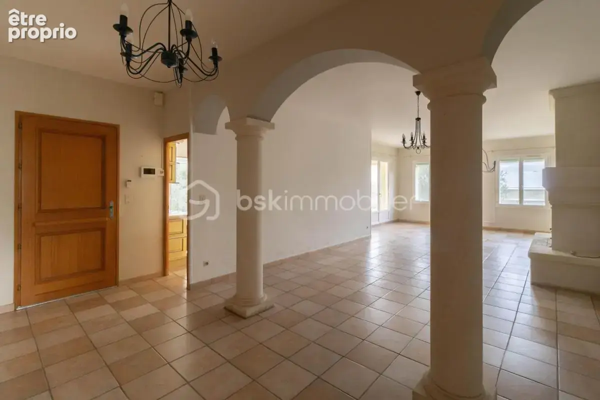Belle villa de plain-pied avec annexes et piscine - photo 4
