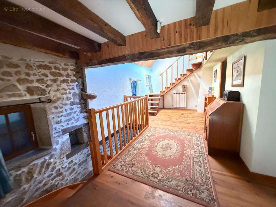 BELLE OPPORTUNITE ! Maison en pierre de 165m², pleine de charme, 4 chambres, Cour intérieure de 379m² 93 000 € - photo 11