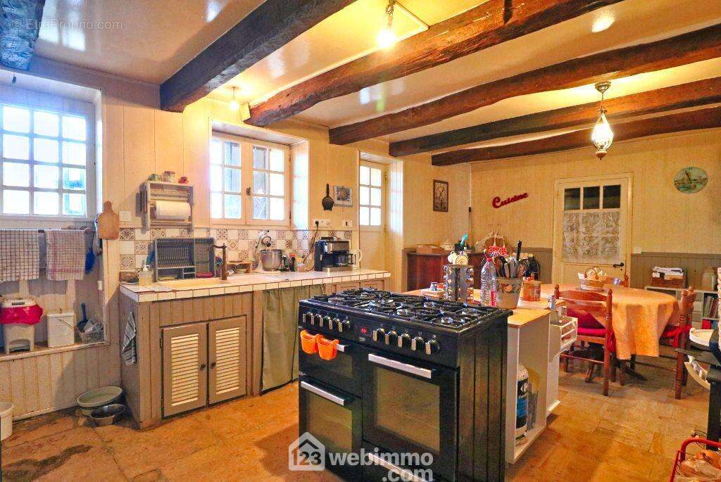 Desservant la cuisine de 23 m2, - Maison à CEAUX-EN-COUHE