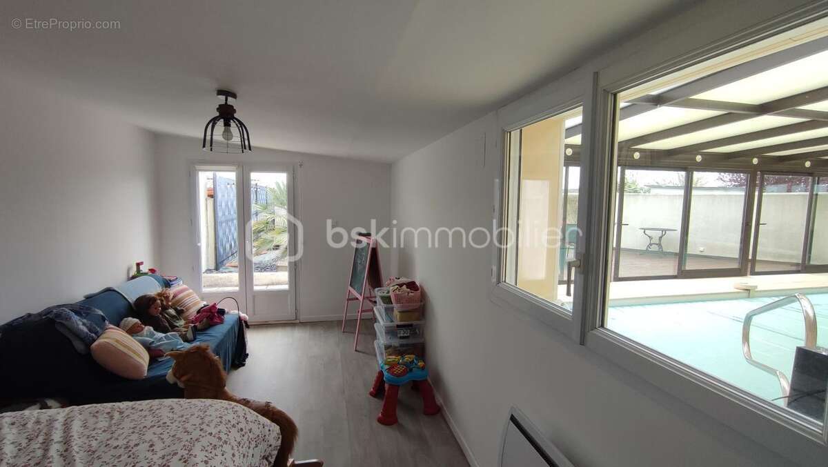 Commerce à LA CRECHE