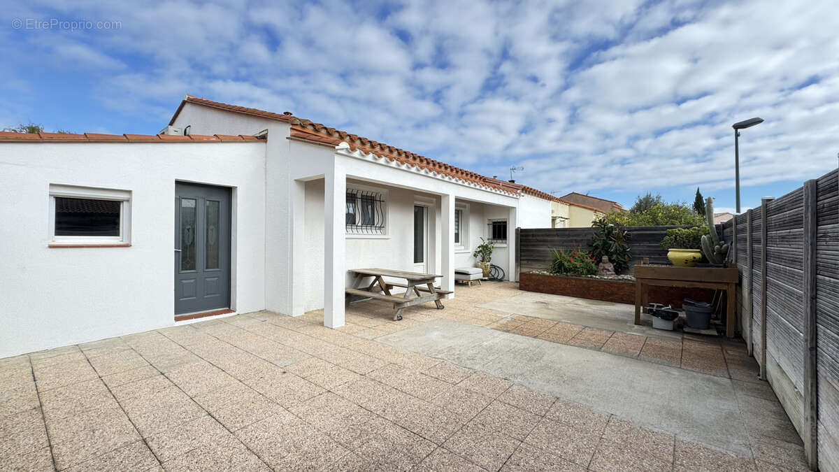 Maison à SAINT-LAURENT-DE-LA-SALANQUE