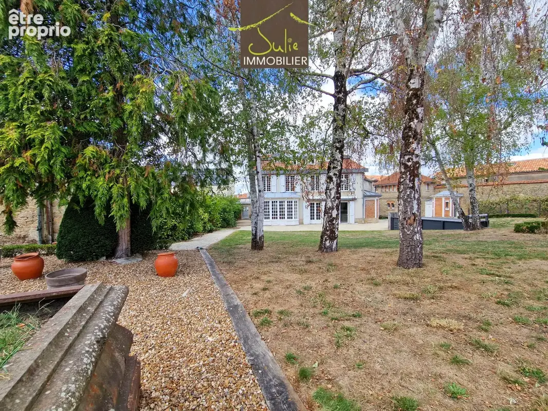 Demeure d'exception en plein coeur de bressuire - 304m2 habitables avec jardin et garages - photo 17